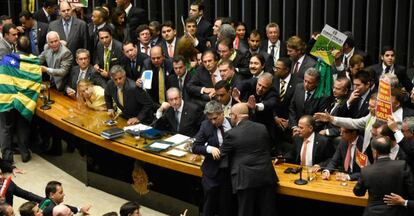  Varios diputados se manifiestan en la C&aacute;mara de Diputados de Brasil, al inici&oacute; de la sesi&oacute;n.