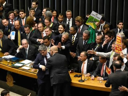  Varios diputados se manifiestan en la C&aacute;mara de Diputados de Brasil, al inici&oacute; de la sesi&oacute;n.