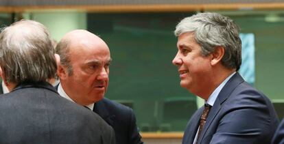 El ministro de Econom&iacute;a, Luis de Guindos, con su hom&oacute;logo portugu&eacute;s y nuevo presidente del Eurogrupo, M&aacute;rio Centeno, el lunes en Bruselas. 