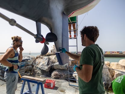 Reparación de la quilla de una embarcación tras el ataque de unas orcas.