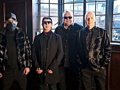 El dúo Soft Cell (centro), rodeado por Chris Lowe (izquierda) y Neil Tennant (derecha), los integrantes de Pet Shop Boys.