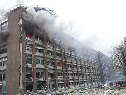 Uno de los edificios gubernamentales en Oslo dañados por la explosión de una bomba.