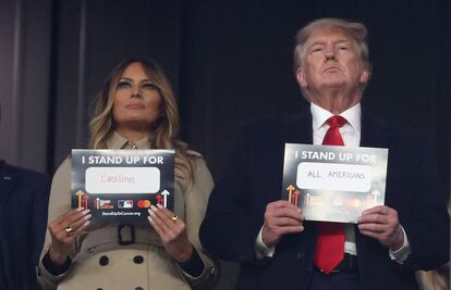 Melania y Donald Trump, el 30 de octubre en el cuarto partido de las series mundiales de béisbol en Atlanta, cuyo equipo, los Braves, conquistaron el título esta semana.