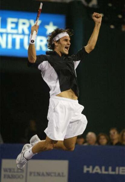 Roger Federer salta tras batir a Lleyton Hewitt.