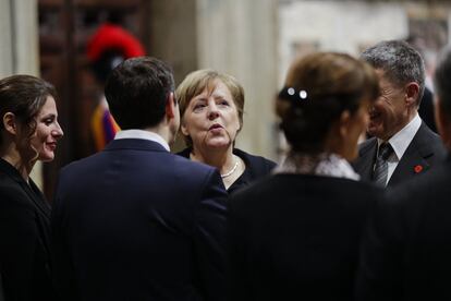 La canciller alemana, Angela Merkel (c) converda con el primer ministro de Grecia, Alexis Tsipras (de espaldas).