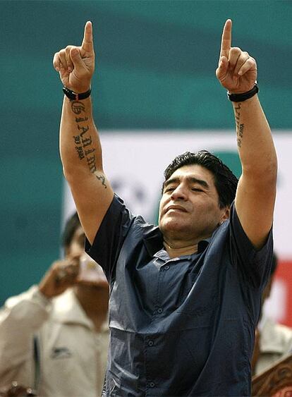 Más de 50.000 personas se reunieron en la ciudad india para recibir con velas y linternas al seleccionador argentino Diego Armando Maradona. El Pelusa tiene previsto pasar dos días en la ciudad para poner la piedra inaugural de una academia futbolística, visitar el centro de las Misioneras de la Caridad y asistir a una cena solidaria.