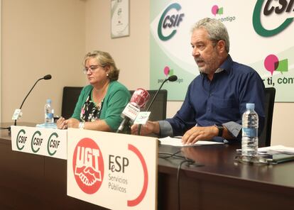 Milagros Dorronzoro (CSIF) y  Gabriel Santiago (UGT), durante una rueda de prensa.