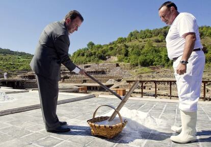 Berasategui (a la izquierda), con un trabajador de las salinas de Añana.