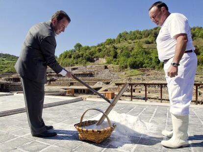 Berasategui (a la izquierda), con un trabajador de las salinas de Añana.