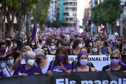 Centenares de mujeres participan en una concentración contra los crímenes machistas en Valencia.