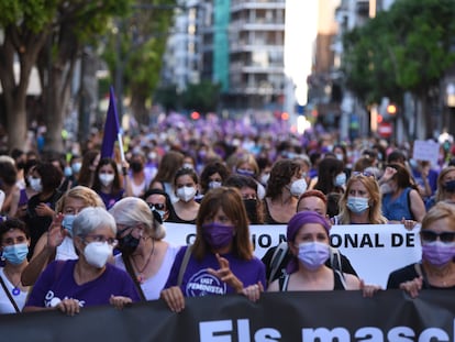 Centenares de mujeres participan en una concentración contra los crímenes machistas en Valencia.