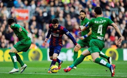 Messi controla el esférico rodeado de rivales.