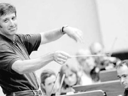Emilio Aragón dirige a la Orquesta Sinfónica de Euskadi