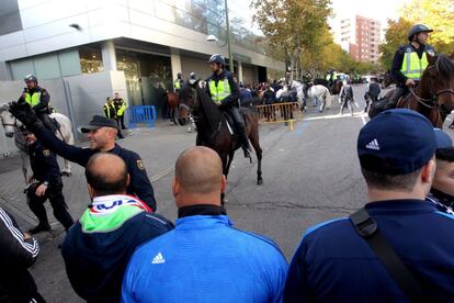 Policia a cavall a l'estadi Santiago Bernabéu.