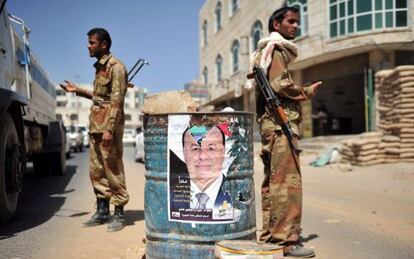 Soldados junto a un cartel electoral del vicepresidente yemen&iacute;, Abdo Rabo Mansur Hadi, en Sana, Yemen.