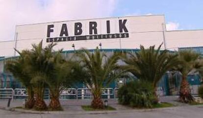 Fachada del recinto multiusos "Fabrik", donde iba a celebrarse la macrofiesta "My pleasure II" que ha sido suspendida al detectarse "un número muy elevado de entradas falsas y ante la imposibilidad manifiesta de poder verificarlas en las puertas". EFE/EFE-TV