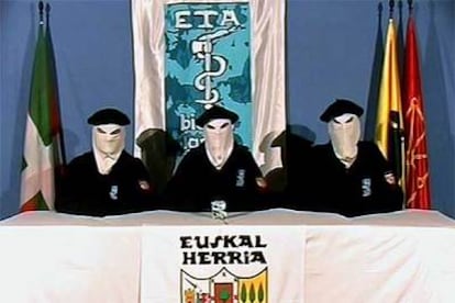 Tres terroristas de ETA anuncian el "alto el fuego permanente" en un vídeo remitido a la televisión pública vasca.