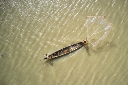 Vista aérea de un pescador en una piragua en el río Bani en Mopti. La pesca, una de las principales fuentes económicas del país, está hoy amenazada por el cambio climático, la pesca no selectiva y los grupos armados presentes en las zonas rurales del centro de Malí.