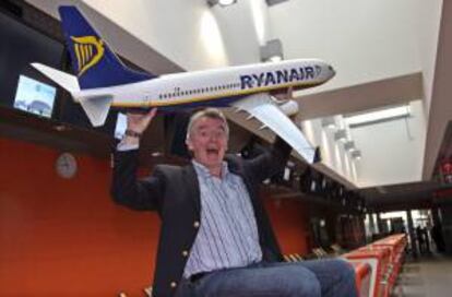 El presidente de la aerolínea irlandesa de bajo coste Ryanair, Michael O'Leary, durante una rueda de prensa en el aeropuerto de Varsovia Modlin, en Nowy Dwor Mazowiecki, Polonia. EFE/Archivo