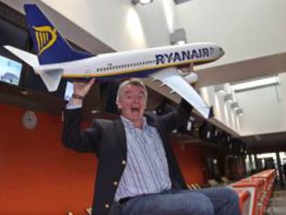 El presidente de la aerolínea irlandesa de bajo coste Ryanair, Michael O'Leary, durante una rueda de prensa en el aeropuerto de Varsovia Modlin, en Nowy Dwor Mazowiecki, Polonia. EFE/Archivo