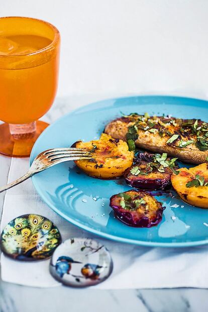 <p><b>Las ciruelas, las manzanas,</b> los albaricoques o el membrillo a la parrilla son un acompañamiento muy sencillo de preparar –pero con un efecto sorpresa muy interesante– para asados y barbacoas. Otra buena manera de integrar la fruta con carne y pescado es cortándola a dados, como ingrediente de salsas del estilo del pico de gallo mexicano.</p> <p><em>Ingredientes:</em> Para 4 personas: 4 filetes de secreto ibérico de unos 150 gramos cada uno, una lima, una punta de jengibre, 2 cucharadas de Sriracha (opcional), ½ cucharadita de cúrcuma, 4 ciruelas rojas, 4 ciruelas amarillas, cilantro, sal en escama, aceite de sésamo.</p> <p><em>Preparación:</em> 1. Rallar la piel de la lima y una punta de jengibre pelado (½ cucharadita) y mezclar con la cúrcuma, la Sriracha (si se quiere), dos cucharadas de aceite de sésamo y dos de zumo de lima. 2. Pintar los filetes de secreto y las ciruelas (cortadas por la mitad y sin hueso) y dejar marinar durante dos horas. 3. En la parrilla bien caliente, hacer la carne y las ciruelas por ambos lados y servir, añadiendo sal en escama y cilantro picado en el último momento.</p>
