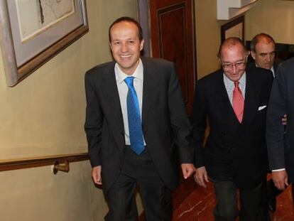 El primer ejecutivo y nuevo propietario de Copcisa, Eloi Carbonell, con el presidente de la patronal Anci, Jaime Lamo, el secretario de Estado de Telecomunicaciones, V&iacute;ctor Calvo Sotelo, y el secretario general de Infraestructuras, Manuel Ni&ntilde;o,  en un foro organizado meses atr&aacute;s por CincoD&iacute;as en Madrid. / Pablo Monge