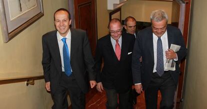 El primer ejecutivo y nuevo propietario de Copcisa, Eloi Carbonell, con el presidente de la patronal Anci, Jaime Lamo, el secretario de Estado de Telecomunicaciones, V&iacute;ctor Calvo Sotelo, y el secretario general de Infraestructuras, Manuel Ni&ntilde;o,  en un foro organizado meses atr&aacute;s por CincoD&iacute;as en Madrid. / Pablo Monge