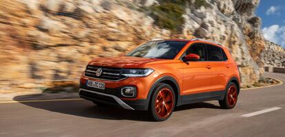 El Volkswagen T-Cross cierra el top ten de la venta de coches en nuestro país en los ocho primeros meses del año, con 9.575 comercializaciones. La marca señala que su plazo de entrega es de tres meses.