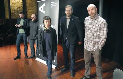 De izquierda a derecha, Beltrán, Rebordinos, Rodríguez, Berástegui y Fernández, antes de presentar el programa Ikusmira Berriak.