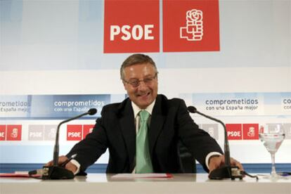 Rueda de prensa del &#39;número dos&#39; del PSOE, José Blanco, al término de la Ejecutiva federal de los socialistas.