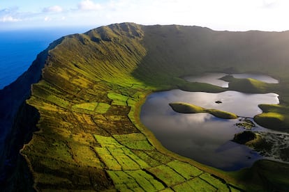Vista aérea del cráter de Caldeirao, en la isla de Corvo, en las Azores, Portugal.