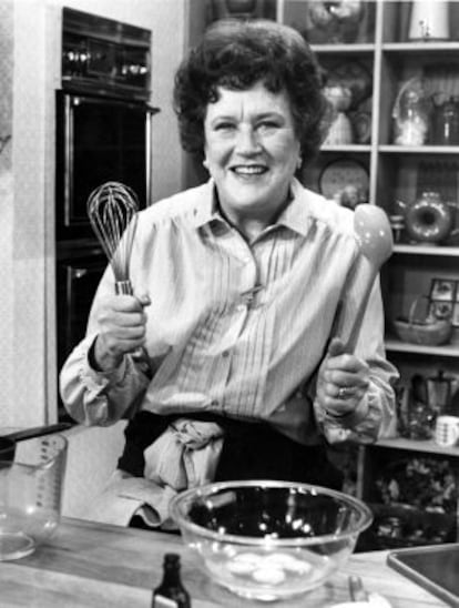 Julia Child, en su cocina televisiva, a principios de los ochenta.