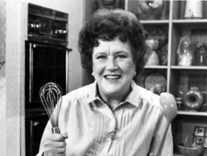 Julia Child, en su cocina televisiva, a principios de los ochenta.