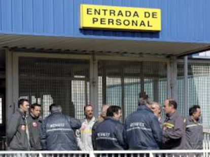 La dirección de Renault y los representantes de los trabajadores han acercado hoy posturas en asuntos que se consideran esenciales con vistas a mejorar la competitividad, como son los costes salariales, aunque CCOO y UGT han calificado los avances de "mínimos e insuficientes". EFE/Archivo