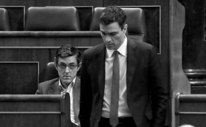 27-11-2014 Eduardo Madina observa a Pedro Sánchez durante el pleno del Congreso donde se debaten dos proyectos de ley con medidas contra la corrupción, en la que ha preguntado al presidente del Gobierno, Mariano Rajoy, si seguirá el ejemplo de Ana Mato, que dimitió como ministra de Sanidad por el auto del juez de la Gürtel, ante la misma responsabilidad que la resolución judicial atribuye al PP.