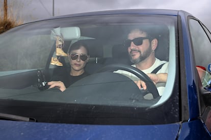 Fran Perea y su pareja Luz Valdenebro, el 31 de octubre de 2024, llegando a la Finca Prados Moros donde se casan Ana Guerra y Víctor Elías.