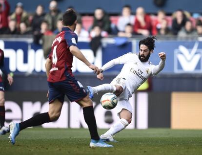 Isco lanza el balón a la portería del Osasuna marcando el primer gol del equipo merengue.