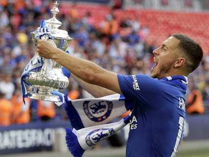 Eden Hazard, con la copa de la FA CUP este sábado tras derrotar el Chelsea al Manchester United en la final.