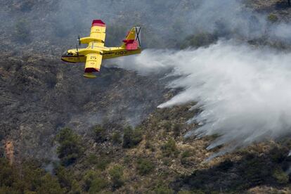 Un hidroavi&oacute;n en el incendio de Artana (Castell&oacute;n).