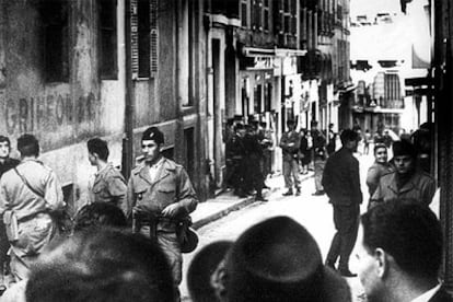 Soldados franceses patrullan por las calles de Argel para impedir atentados de la OAS en 1962.