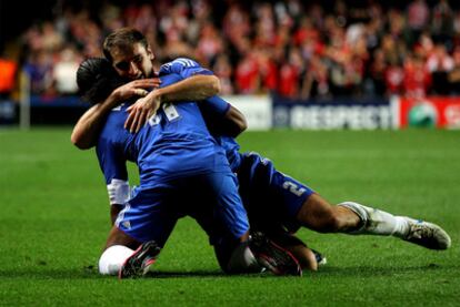 Ivanovic y Drogba celebran uno de los goles del Chelsea