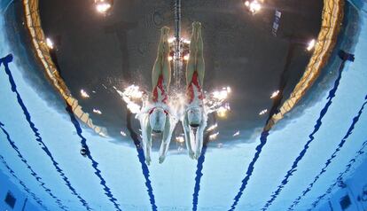 The Chinese duo composed of Huang Xuechen and Liu OU performs its technical routine exercise during the first synchronized swimming day.