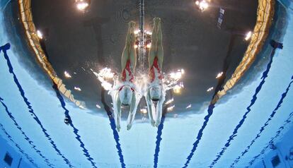 El dúo chino compuesto por Huang Xuechen y Liu Ou realiza su ejercicio de rutina técnica durante la primera jornada de natación sincronizada.