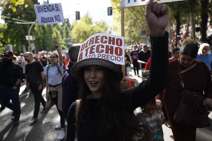 "Derecho a techo ¡Justo precio!" es la lema de una manifestante en la marcha de este domingo en Madrid.