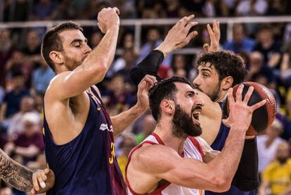 Shengelia, entre Claver y Tomic.