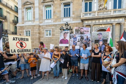 Un momento de la lectura del manifiesto en la palça de Sant Jaume.