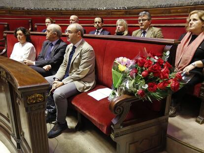 Ramos de flores en el sill&oacute;n de la bancada popular en el Ayuntamiento en homenaje a Barber&aacute;. 