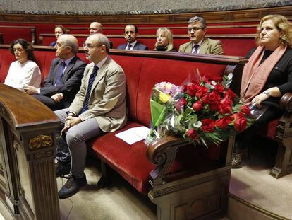 Ramos de flores en el sillón de la bancada popular en el Ayuntamiento en homenaje a Barberá.