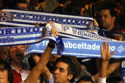 Aspecto de las gradas de Riazor, con aficionados de ambos equipos, en el partido de ida.