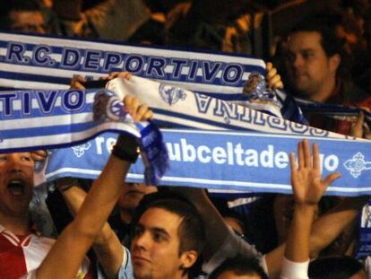 Aspecto de las gradas de Riazor, con aficionados de ambos equipos, en el partido de ida.